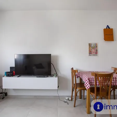 דירה Near Airport ניס